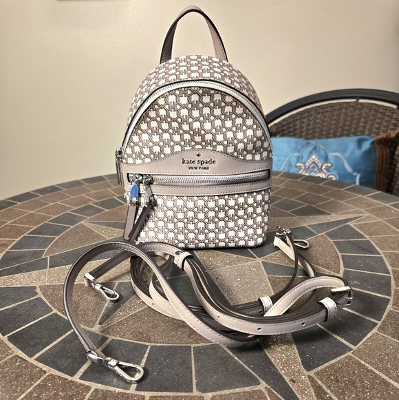 amazonbasics carry-on travel backpack or ebags tech 3.0 backpack Amazon Basics Backpack, with Laptop Compartment, 1.55 cubic Expandable Storage, Dual Use & Shoulder Bag with Multiple Compartments and Pockets, 13.8'' x 9.5'' x 21.5'', Navy Clear Handbags for Employees 30 Best Graduation Gifts Color:HD Croaker
